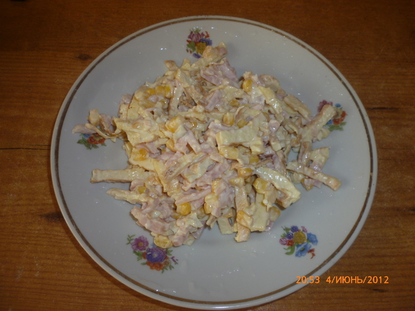 Салат из яичных блинчиков с луком и ветчиной | Рецепты с фото