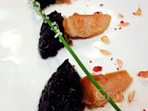 Лосось горячего копчения с карамелизованным красным луком